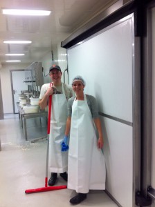 Martje en Anke tijdens de eerste keer kaasmaken.